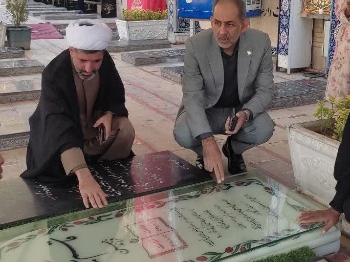 حضور دکتر فراهانی در گلزار شهدای دیار کریمان در جریان سفر به کرمان